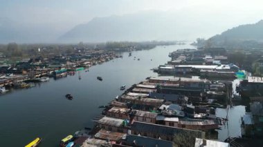 Dallı Kasmir Gölü 'nün güzel hava manzarası. Etrafı yüzen yüzen yüzen evlerle dolu.