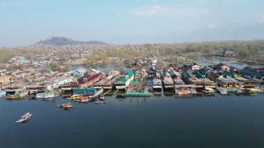 Dallı Kasmir Gölü 'nün güzel hava manzarası. Etrafı yüzen yüzen yüzen evlerle dolu.
