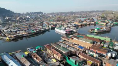 Dallı Kasmir Gölü 'nün güzel hava manzarası. Etrafı yüzen yüzen yüzen evlerle dolu.