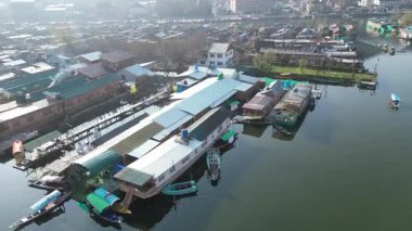 Dallı Kasmir Gölü 'nün güzel hava manzarası. Etrafı yüzen yüzen yüzen evlerle dolu.