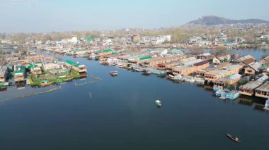 Dallı Kasmir Gölü 'nün güzel hava manzarası. Etrafı yüzen yüzen yüzen evlerle dolu.