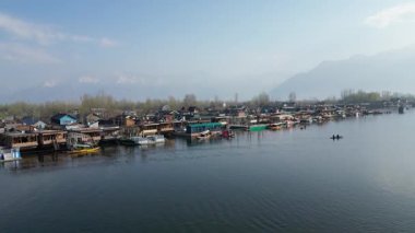 Dallı Kasmir Gölü 'nün güzel hava manzarası. Etrafı yüzen yüzen yüzen evlerle dolu.