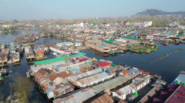 Dallı Kasmir Gölü 'nün güzel hava manzarası. Etrafı yüzen yüzen yüzen evlerle dolu.