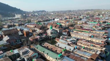 Dallı Kasmir Gölü 'nün güzel hava manzarası. Etrafı yüzen yüzen yüzen evlerle dolu.
