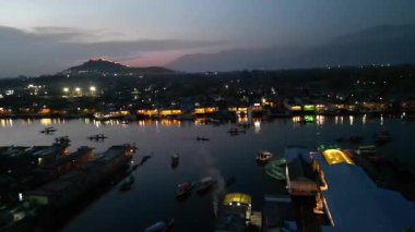 Dal Gölü Kasmir 'in akşam manzarası çok güzel.