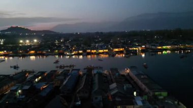 Dal Gölü Kasmir 'in akşam manzarası çok güzel.