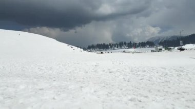 Güzel Gulmarg kaşmir vadisi. Etrafı kar ve dağlarla çevrili.
