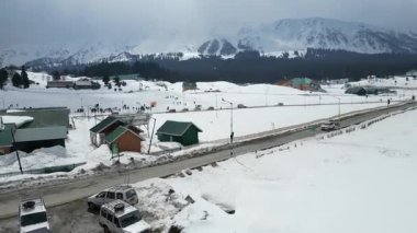 Güzel Gulmarg kaşmir vadisi. Etrafı kar ve dağlarla çevrili.