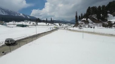 Güzel Gulmarg kaşmir vadisi. Etrafı kar ve dağlarla çevrili.