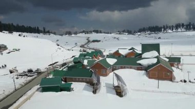Güzel Gulmarg kaşmir vadisi. Etrafı kar ve dağlarla çevrili.
