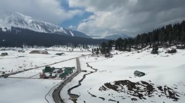 Güzel Gulmarg kaşmir vadisi. Etrafı kar ve dağlarla çevrili.