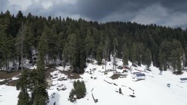 Güzel Gulmarg kaşmir vadisi. Etrafı kar ve dağlarla çevrili.