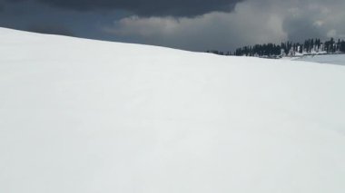 Güzel Gulmarg kaşmir vadisi. Etrafı kar ve dağlarla çevrili.