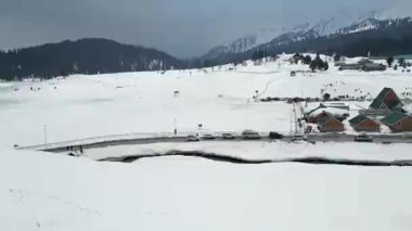 Güzel Gulmarg kaşmir vadisi. Etrafı kar ve dağlarla çevrili.