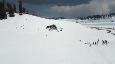 Güzel Gulmarg kaşmir vadisi. Etrafı kar ve dağlarla çevrili.