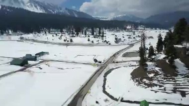 Güzel Gulmarg kaşmir vadisi. Etrafı kar ve dağlarla çevrili.