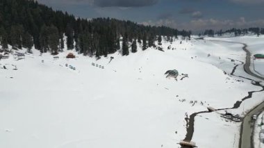 Güzel Gulmarg kaşmir vadisi. Etrafı kar ve dağlarla çevrili.