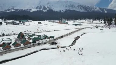 Güzel Gulmarg kaşmir vadisi. Etrafı kar ve dağlarla çevrili.