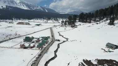 Güzel Gulmarg kaşmir vadisi. Etrafı kar ve dağlarla çevrili.