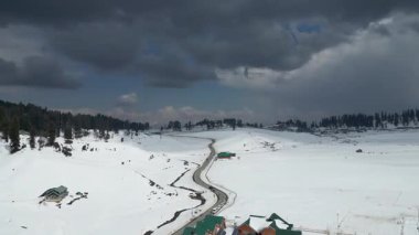 Güzel Gulmarg kaşmir vadisi. Etrafı kar ve dağlarla çevrili.
