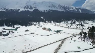 Güzel Gulmarg kaşmir vadisi. Etrafı kar ve dağlarla çevrili.