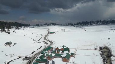 Güzel Gulmarg kaşmir vadisi. Etrafı kar ve dağlarla çevrili.