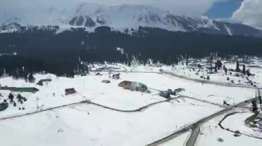 Güzel Gulmarg kaşmir vadisi. Etrafı kar ve dağlarla çevrili.