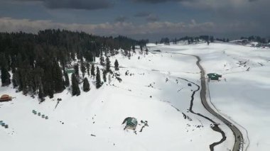Güzel Gulmarg kaşmir vadisi. Etrafı kar ve dağlarla çevrili.