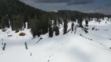 Güzel Gulmarg kaşmir vadisi. Etrafı kar ve dağlarla çevrili.