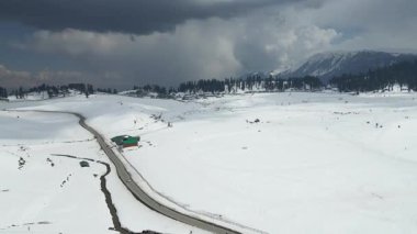 Güzel Gulmarg kaşmir vadisi. Etrafı kar ve dağlarla çevrili.