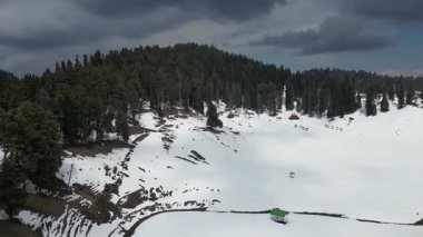 Güzel Gulmarg kaşmir vadisi. Etrafı kar ve dağlarla çevrili.