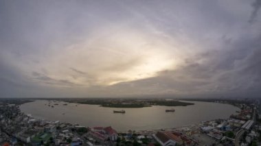 Gece gündüz Chao Phraya nehrinin kıvrımları. Stratuskümülüs bulutlarının alçak bulutlarda ve Altostratus bulutlarının orta bulutlarda hareketi. Su ve kara taşıma sistemlerinin hareketi