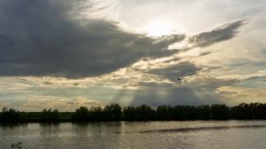 Güneş ışınları Stratocumulus bulutunun hareketinden geçer.