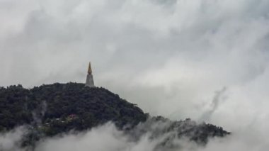 Phutubberk Tayland zirvesinde Puslu ve Altostratus bulutu, tepeler ve ormanlar üzerindeki sis. Yağmurdan sonra doğa