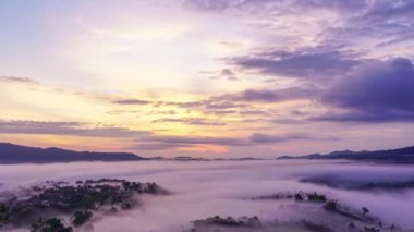 Takhian Ngo, Phetchabun, Tayland 'da gün doğumu.