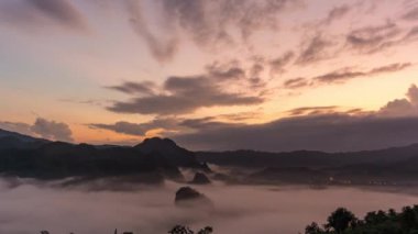 Doğu yakasındaki sabah sisi, Tayland 'ın Phayao Eyaleti Phu Lanka' da güneşe vuran turuncu bulutların hareketini gördü..