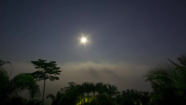 Timelapse Lua Cheia Refletindo Luz Brilhante Acima Mar Nevoeiro Amanhecer — Vídeo de Stock