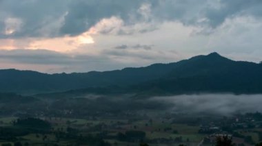 Doğu yakasındaki sabah sisi, Tayland 'ın Phayao Eyaleti Phu Lanka' da güneşe vuran turuncu bulutların hareketini gördü..