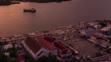 Tayland, Samut Prakan 'ın kuş bakışı görüntüsü. Chao Phraya Nehri üzerinde gün batımı, turuncu gökyüzü.