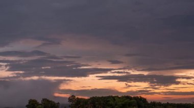 Nan Eyaleti, Tayland 'ın Pua ilçesinin kırsal kesimindeki eteklerdeki sis akıntısı