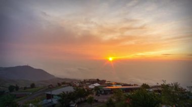 Zaman atlaması, bulut değişimi ve Phu Tub Berk 'te sabah sisi, Phetchabun, Tayland.