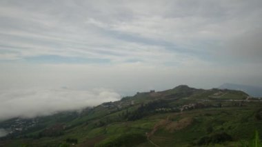 Zaman atlaması, bulut değişimi ve Phu Tub Berk 'te sabah sisi, Phetchabun, Tayland.