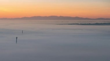 Sis hareketi. Denizin dalgaları ile aynı şey. Gündoğumunda turuncu ışık. Muang Lee Viewpoint, Lamphun, Tayland 'da zaman aşımı.