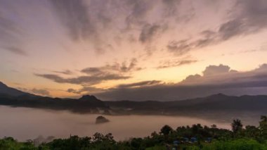 Doğu yakasındaki sabah sisi, Tayland 'ın Phayao Eyaleti Phu Lanka' da güneşe vuran turuncu bulutların hareketini gördü..
