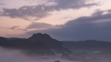 Doğu yakasındaki sabah sisi, Tayland 'ın Phayao Eyaleti Phu Lanka' da güneşe vuran turuncu bulutların hareketini gördü..