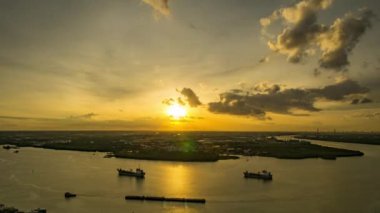 Tayland, Samut Prakan 'ın kuş bakışı görüntüsü. Chao Phraya Nehri üzerinde gün batımı, turuncu gökyüzü.