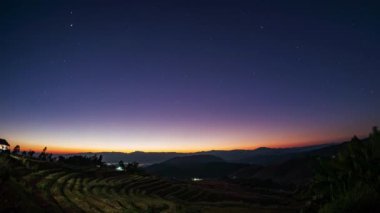 Samanyolu 'na ve Ban Bong Piang, Chiang Mai, Tayland' daki zodyak ışığına tepeden bakan gün batımından sonra