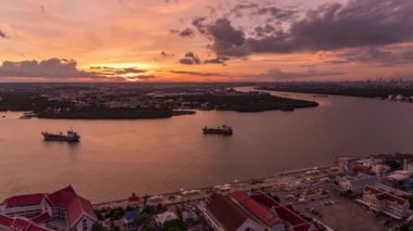 Tayland, Samut Prakan 'ın kuş bakışı görüntüsü. Chao Phraya Nehri üzerinde gün batımı, turuncu gökyüzü.