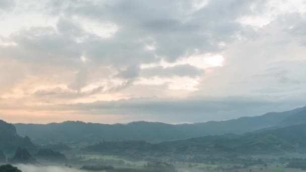 Norii Stratocumulului Mișcă Dimineața Ceața Curgând Vârful Muntelui — Videoclip de stoc