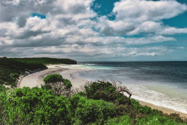 El değmemiş sahil, güneş, huzur. Hayali kabul et..